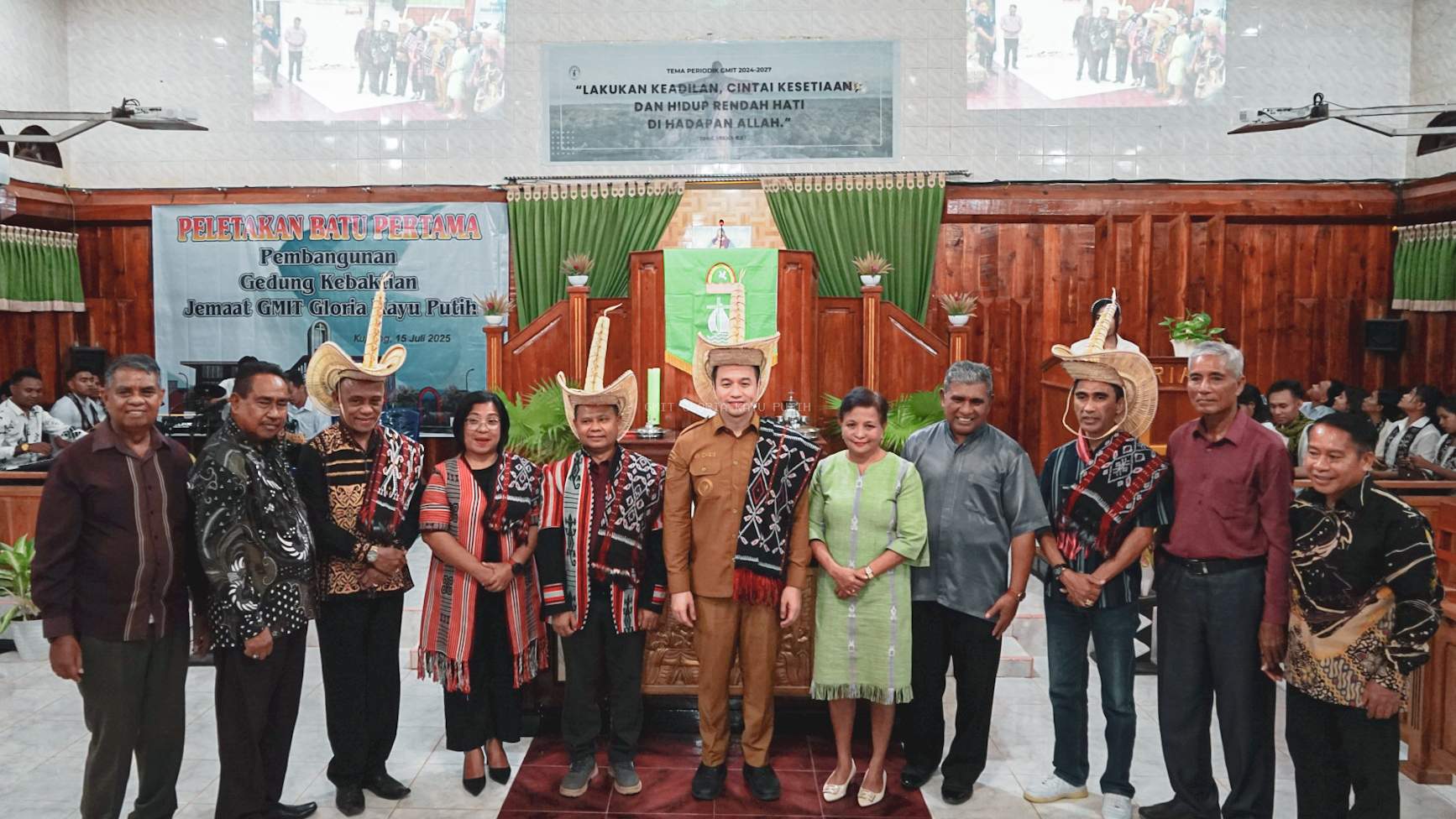 Peletakan Batu Pertama Pembangunan Gedung Kebaktian dan Ulang Tahun GMIT Gloria Kayu Putih Yang Ke-39 Tahun